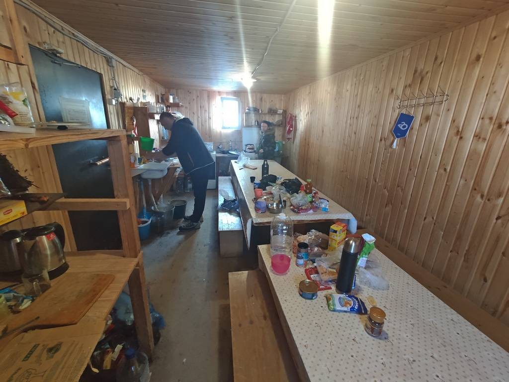 Кухня в вагончике на территории приюта