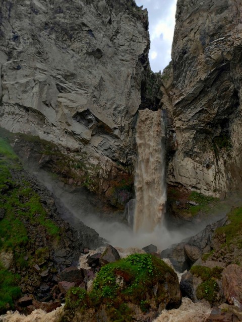 Глубокий каньон перед водопадом