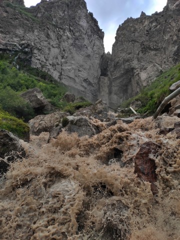 Водопад Кызылкол-Су: вода размывает грунт и становится бурой